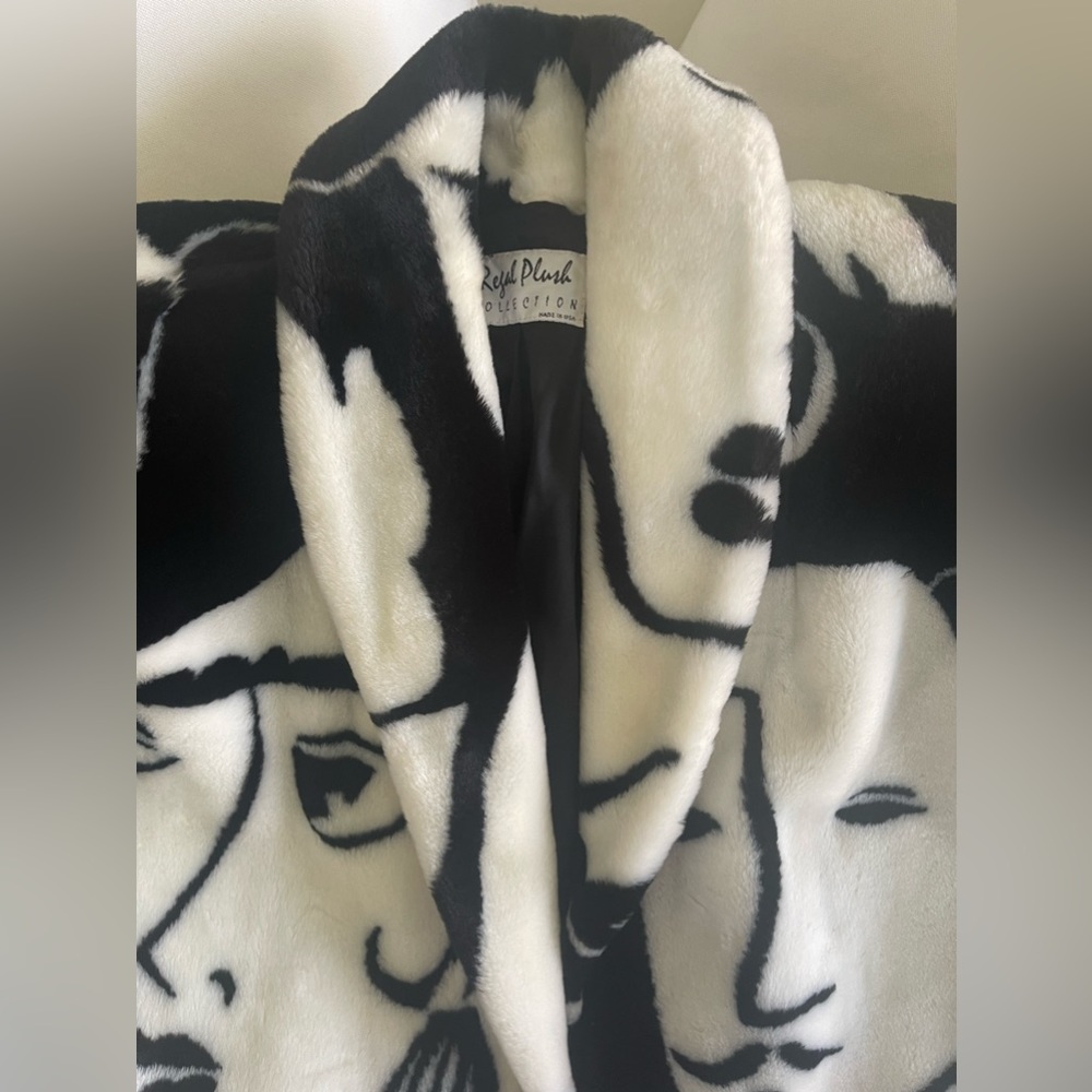 “SALE”Regal Plush Collection!! Rare Vintage 80’s Faux Fur black/white Face coat